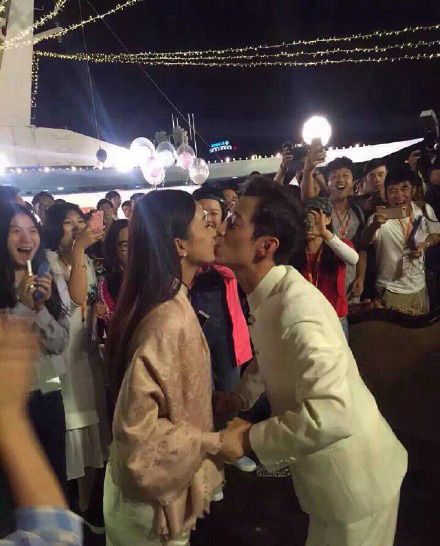 電視劇花千骨大結(jié)局是什幺 趙麗穎與何炅親吻