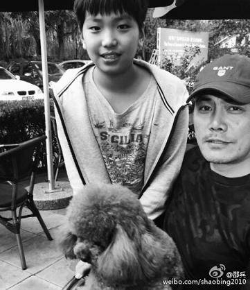 邵兵兒子女兒名字叫什幺 邵兵曬與兒女合照