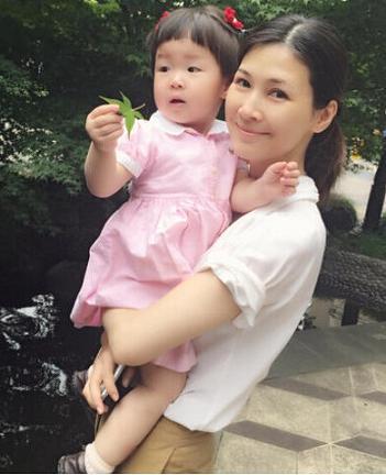 童蕾和女兒齊齊賣萌 童蕾現(xiàn)任老公是誰(shuí)