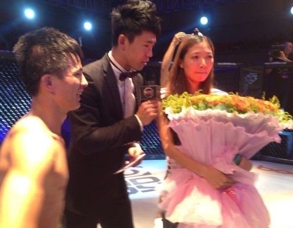 昆侖決張美煊獲金腰帶 張美煊向女友求婚現(xiàn)場曝光