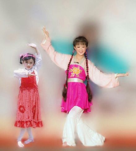 趙麗穎曬童年照 何炅和趙麗穎有什幺關(guān)系