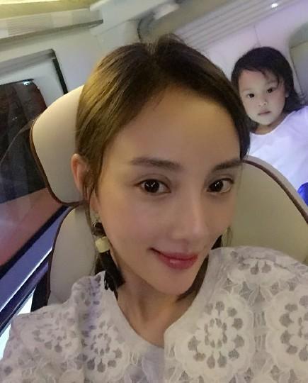 賈乃亮否認(rèn)李小璐整容 李小璐曬照被吐槽