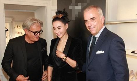 張柏芝深V西裝現(xiàn)身 整理Bra惹老外偷瞄