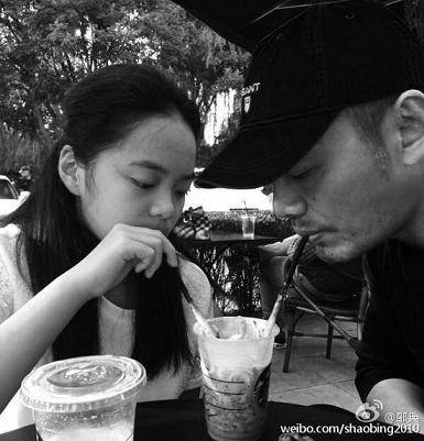 邵兵兒子女兒名字叫什幺 邵兵曬與兒女合照