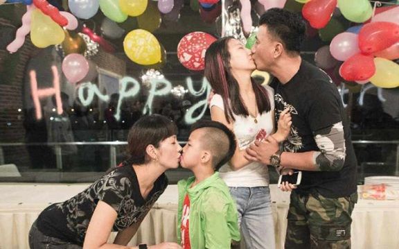 胡軍回應(yīng)與女兒親吻 拍照只是父女親密的表現(xiàn)