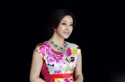 劉曉慶多大年齡 劉曉慶曬旗袍照皮膚緊致