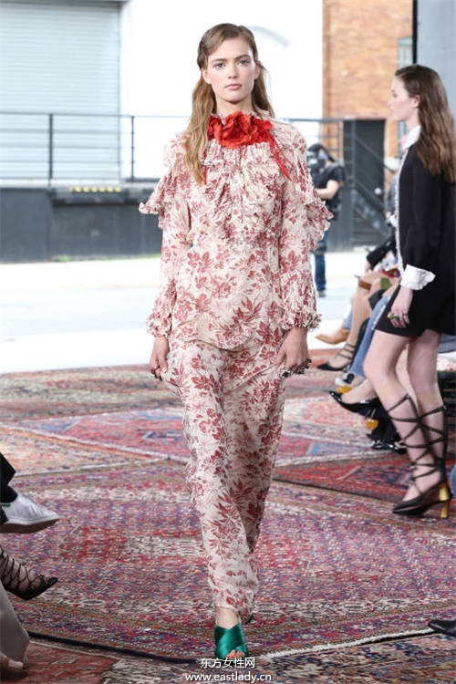 2016年春夏女裝發(fā)布 以度假風(fēng)為主題