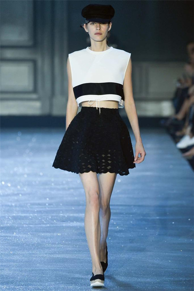 Moncler Gamme Rouge 2015春夏女裝流行發(fā)布