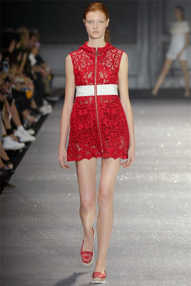 Moncler Gamme Rouge 2015春夏女裝流行發(fā)布