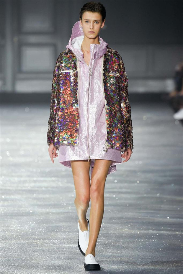 Moncler Gamme Rouge 2015春夏女裝流行發(fā)布