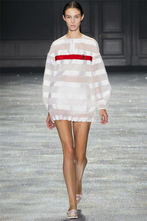Moncler Gamme Rouge 2015春夏女裝流行發(fā)布