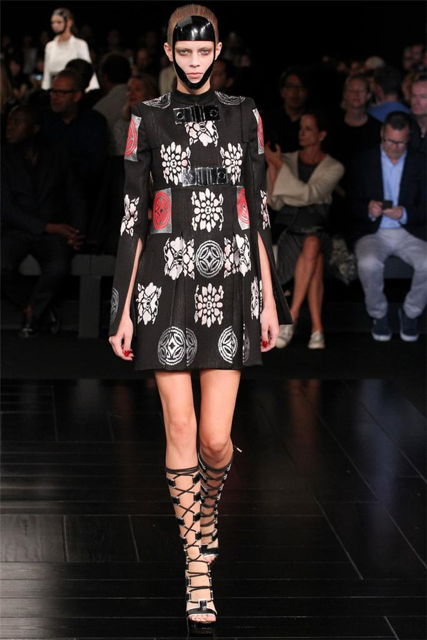 Alexander McQueen 2015春夏女裝流行發(fā)布