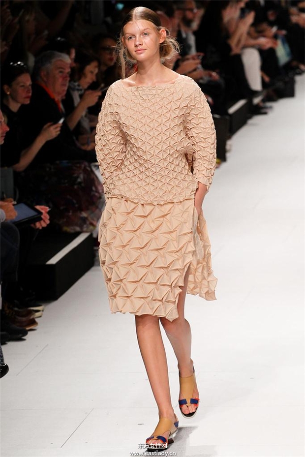 Issey Miyake 2015春夏女裝流行發(fā)布