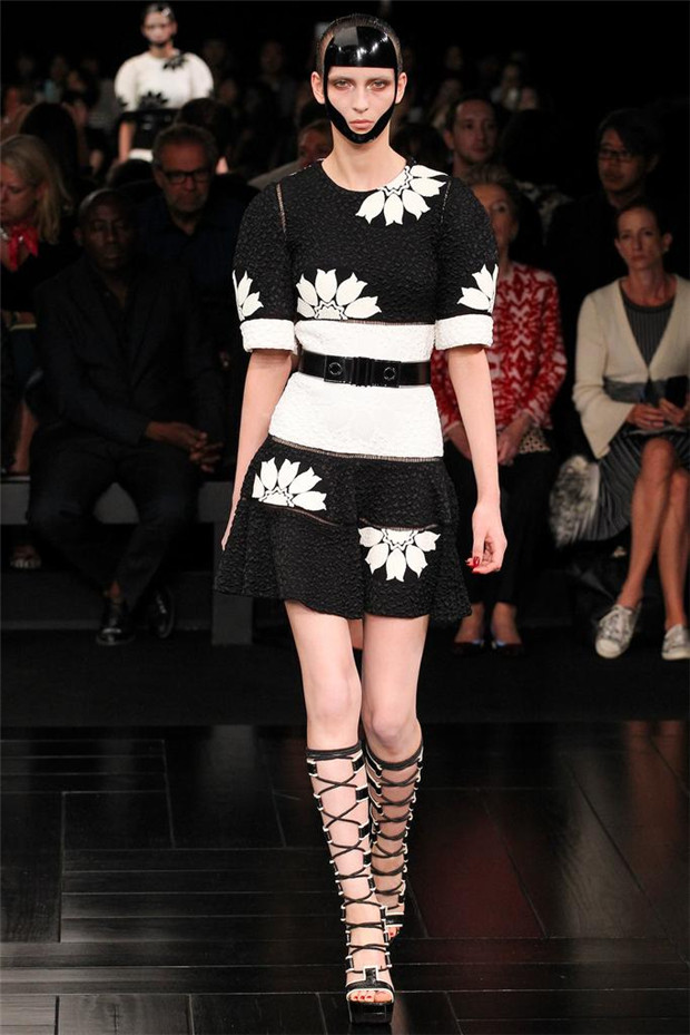 Alexander McQueen 2015春夏女裝流行發(fā)布