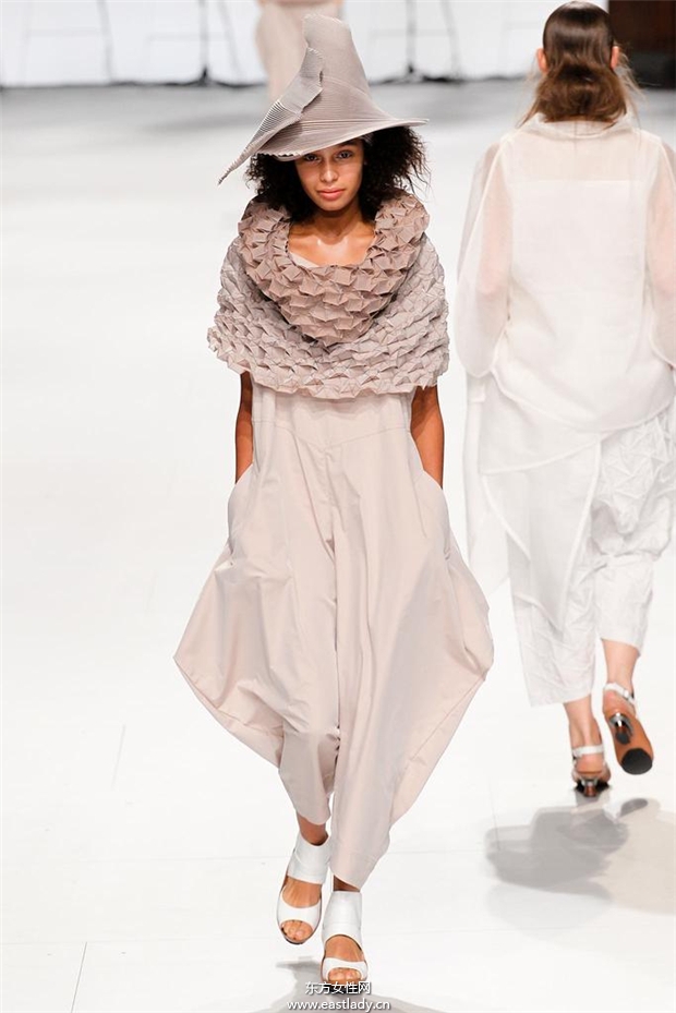 Issey Miyake 2015春夏女裝流行發(fā)布