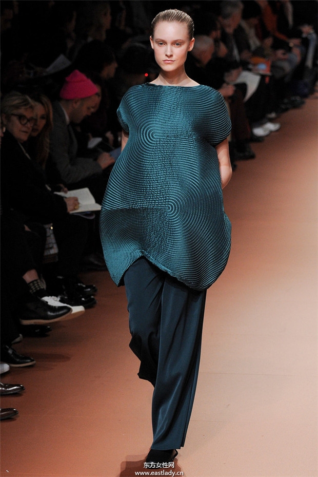 Issey Miyake巴黎時(shí)裝周2014秋冬新品發(fā)布