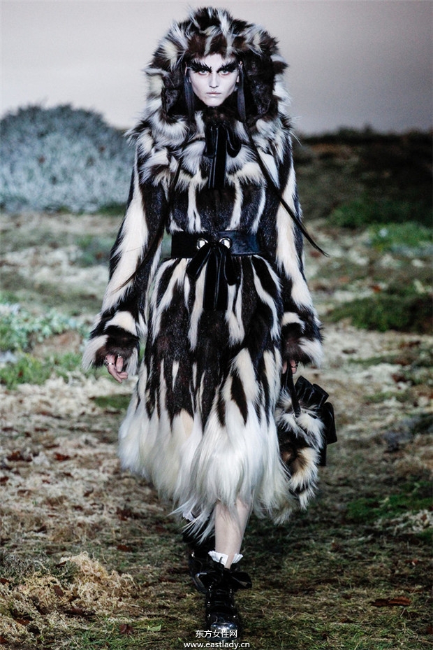 Alexander McQueen巴黎時裝周2014秋冬新品發(fā)布