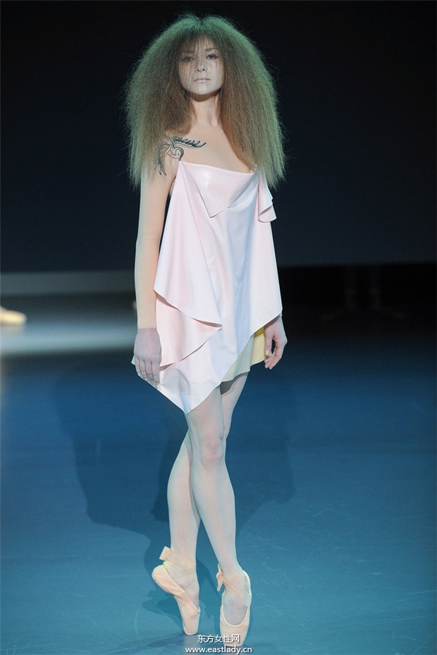 Viktor & Rolf 2014巴黎春夏高級(jí)定制時(shí)裝秀