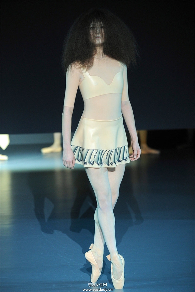 Viktor & Rolf 2014巴黎春夏高級(jí)定制時(shí)裝秀