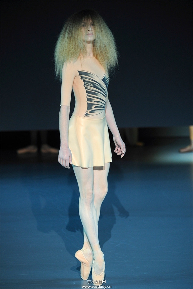 Viktor & Rolf 2014巴黎春夏高級(jí)定制時(shí)裝秀