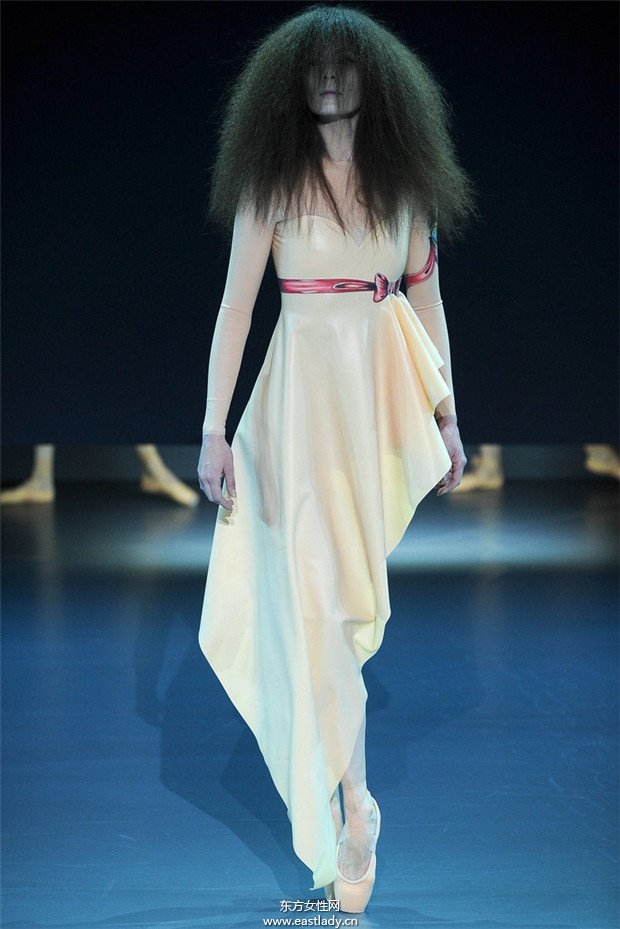 Viktor & Rolf 2014巴黎春夏高級(jí)定制時(shí)裝秀