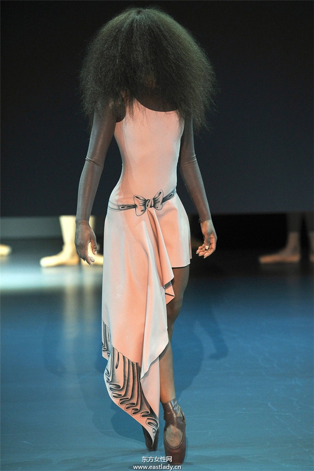 Viktor & Rolf 2014巴黎春夏高級(jí)定制時(shí)裝秀