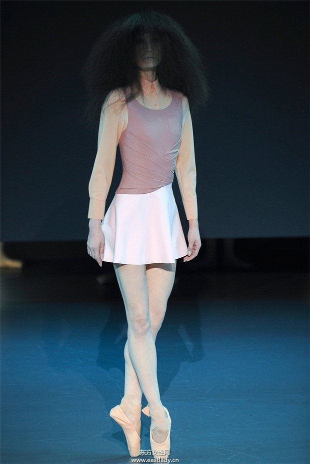 Viktor & Rolf 2014巴黎春夏高級(jí)定制時(shí)裝秀