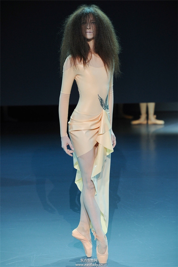 Viktor & Rolf 2014巴黎春夏高級(jí)定制時(shí)裝秀