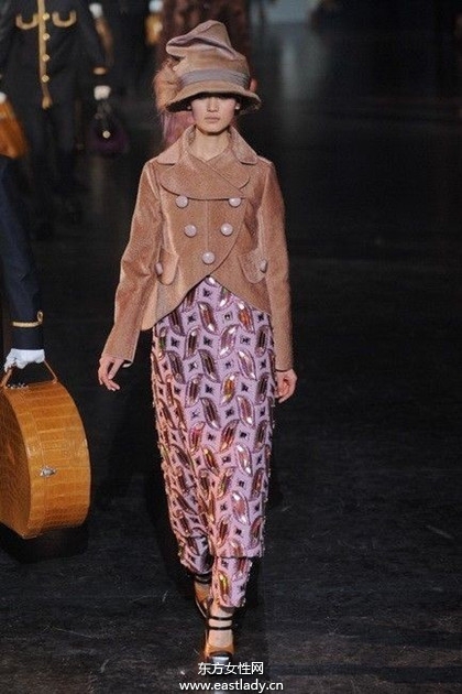 prada新品發(fā)布印花元素成主題