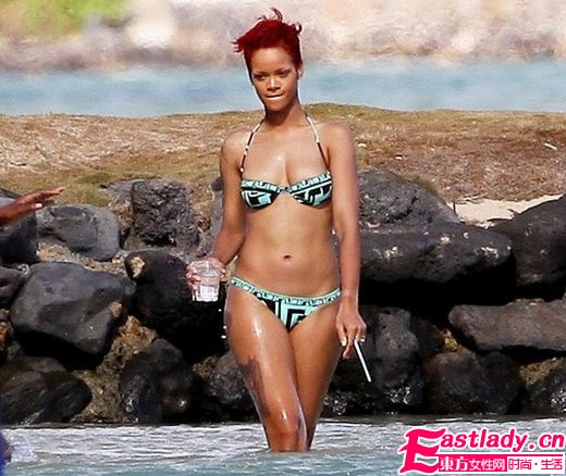 Rihanna2012新款比基尼上市 性感迷人