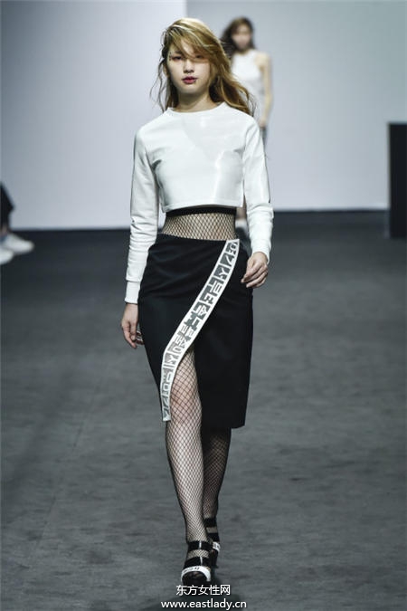 韓骨感絕美超模私服穿搭術(shù) 個性十足