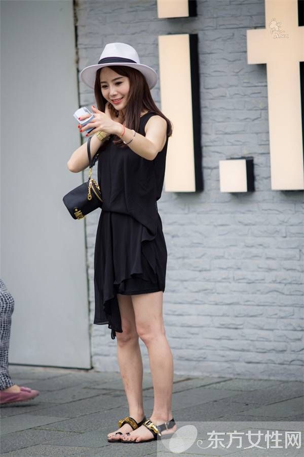 上海街頭美女街拍狂凹造型 大秀傲人身材