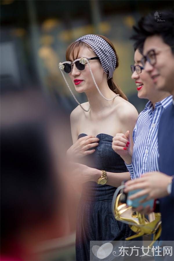 上海街頭美女街拍狂凹造型 大秀傲人身材