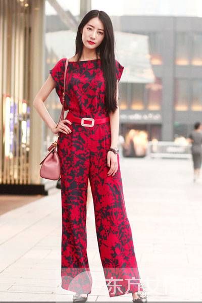 成都美女潮搭街拍秀 潮味十足的時尚焦點