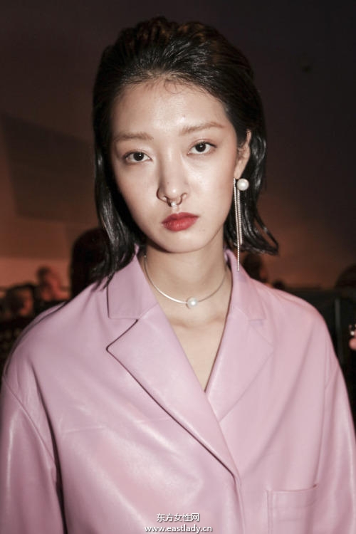 韓國超模姜素英中性美學(xué)正夯 時(shí)尚圈就愛這味