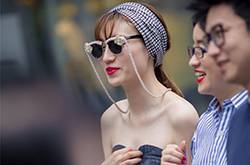 上海街頭美女街拍狂凹造型 大秀傲人身材