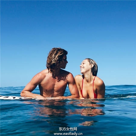 去海邊和情侶拍泳裝照 這樣拍才夠夯