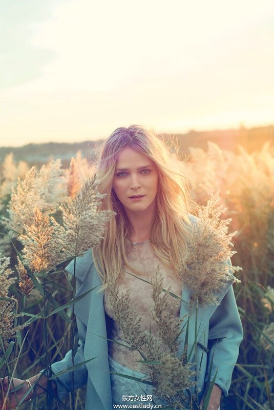 Carmen Kass登《Vogue》旅游?？?跟大自然來次親密接觸