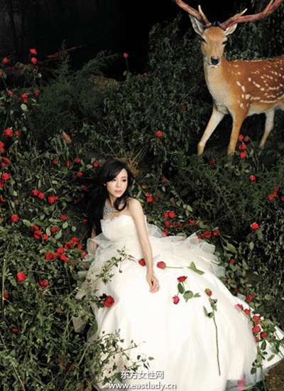 張靜初優(yōu)雅裝扮演繹性感女人