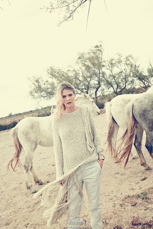 Carmen Kass登《Vogue》旅游專刊 跟大自然來次親密接觸