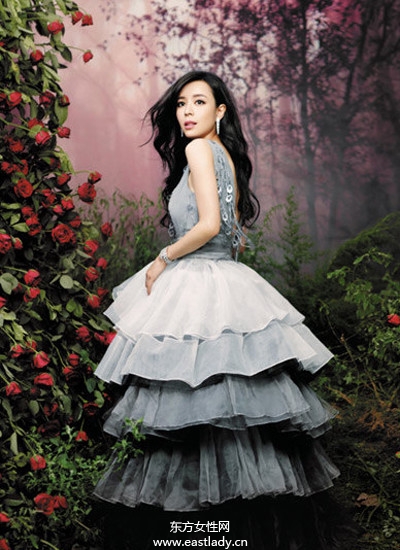 張靜初優(yōu)雅裝扮演繹性感女人