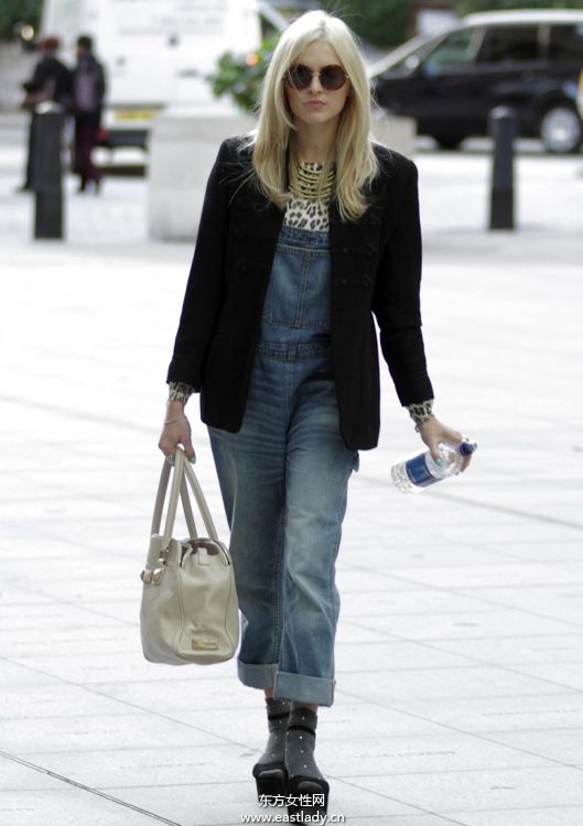 跟明星菲妮科頓學(xué)穿衣