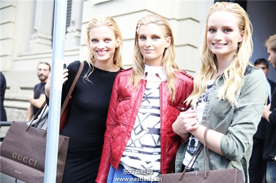 米蘭時裝周模特們引領(lǐng)時尚風(fēng)潮