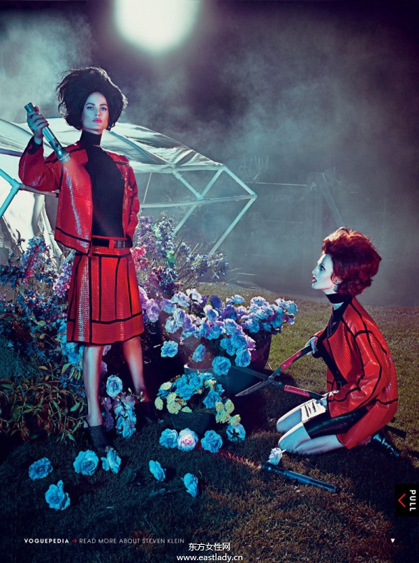 頂級(jí)模特Carolyn Murphy與Karen Elson演繹時(shí)尚大片 復(fù)古元素齊上陣展現(xiàn)詭異性感風(fēng)