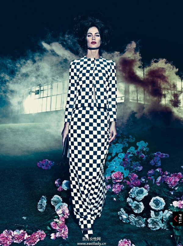 頂級(jí)模特Carolyn Murphy與Karen Elson演繹時(shí)尚大片 復(fù)古元素齊上陣展現(xiàn)詭異性感風(fēng)