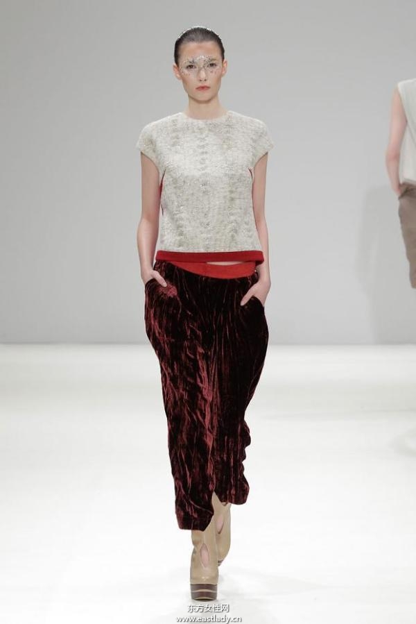 吉承倫敦時(shí)裝周2013秋冬系列 黑色元素成流行主旋律