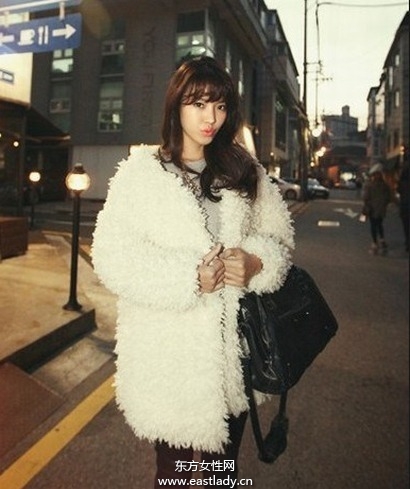 跟時尚達人學(xué)習(xí)白色服裝搭配法則