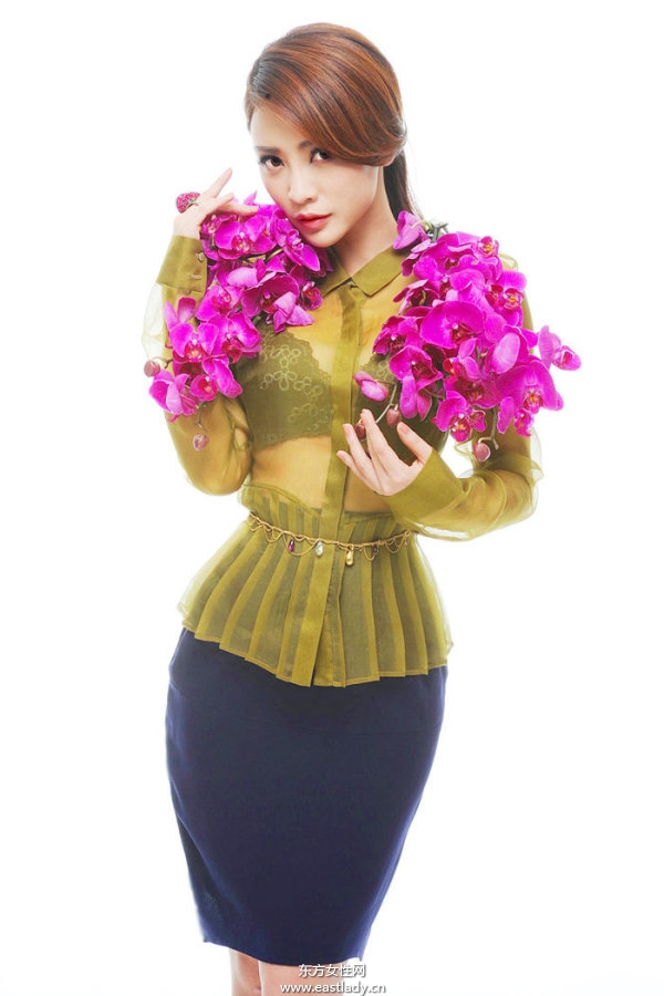 柳巖收胸扮女神舉手投足間透露濃郁女人味