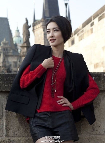 王麗坤性感服飾街拍秀 演繹別樣風情