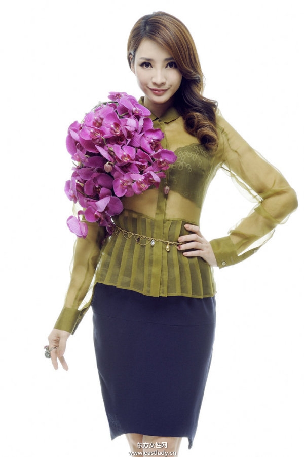 柳巖收胸扮女神舉手投足間透露濃郁女人味